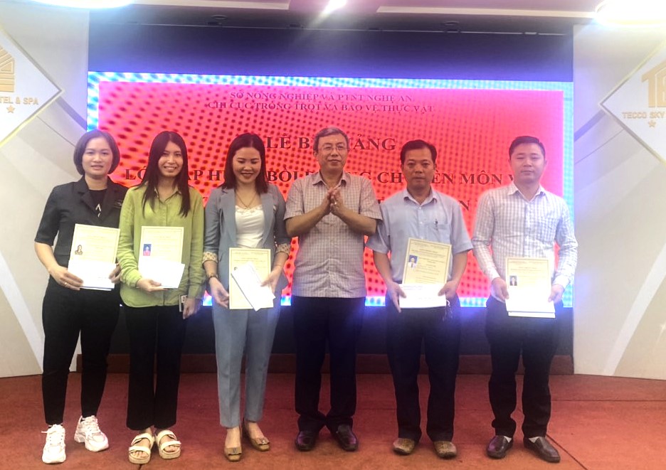 Đồng chí Nguyễn Tiến Đức - Chi cục trưởng chi cục TT&BVTV trao giấy chứng nhận và phần thưởng cho các học viên đạt kết quả xuất sắc